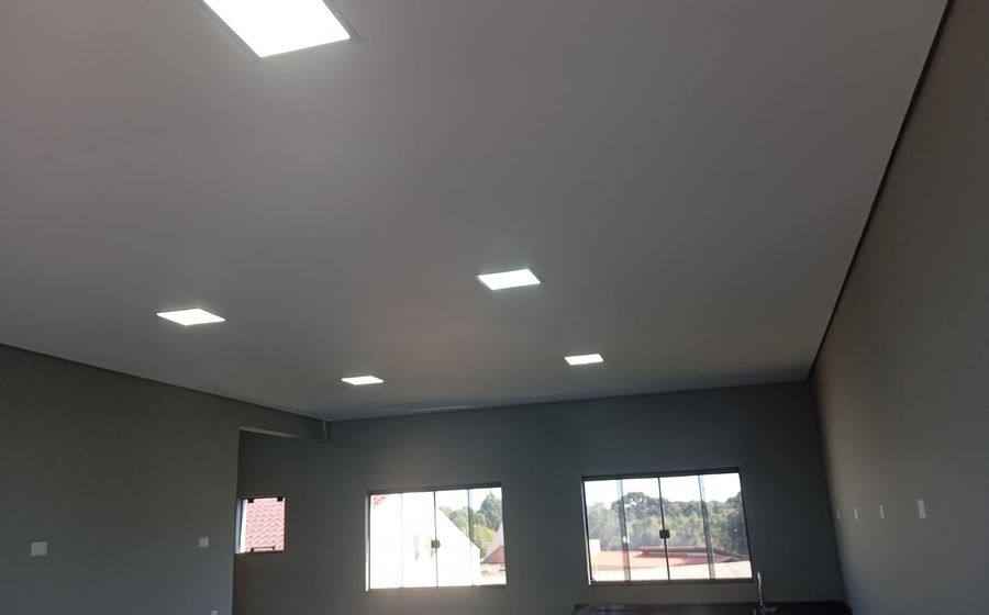 Sala com paredes e teto pintados em tom cinza