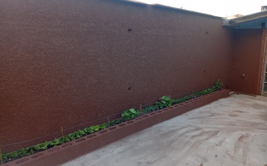 Muro externo com textura aplicada e pintado