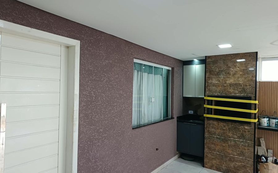 Parede com textura rústica na cor lilás